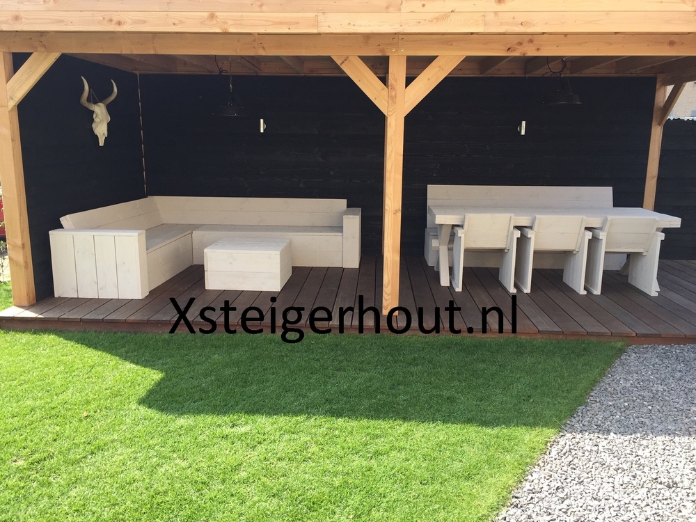 Witte Steigerhout meubels onder een overkapping