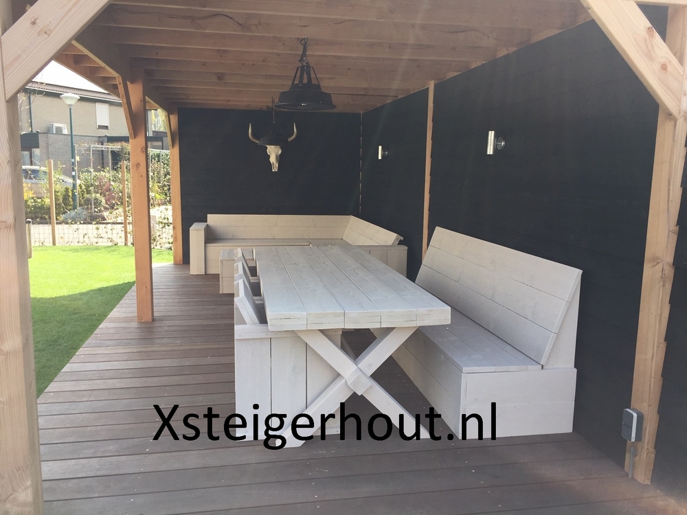 Witte Steigerhout tafel en banken / stoelen onder een overkapping