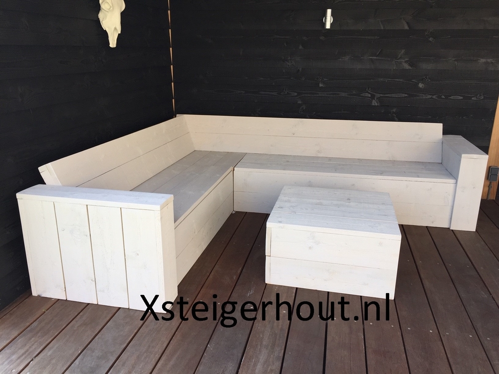 Steigerhout hoekbank met opbergruimte wit en hocker steigerhout in het wit onder een overkapping