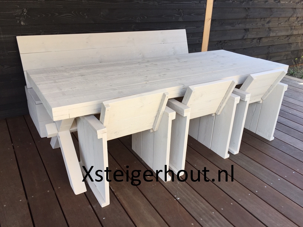 Witte stoelen steigerhout bij een kruispoottafel onder een overkapping