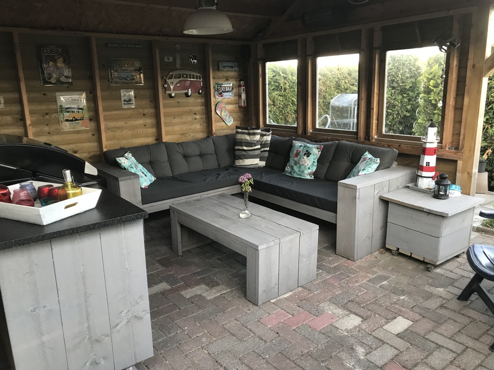 Steigerhout hoekbank en buitenkeuken met tafel