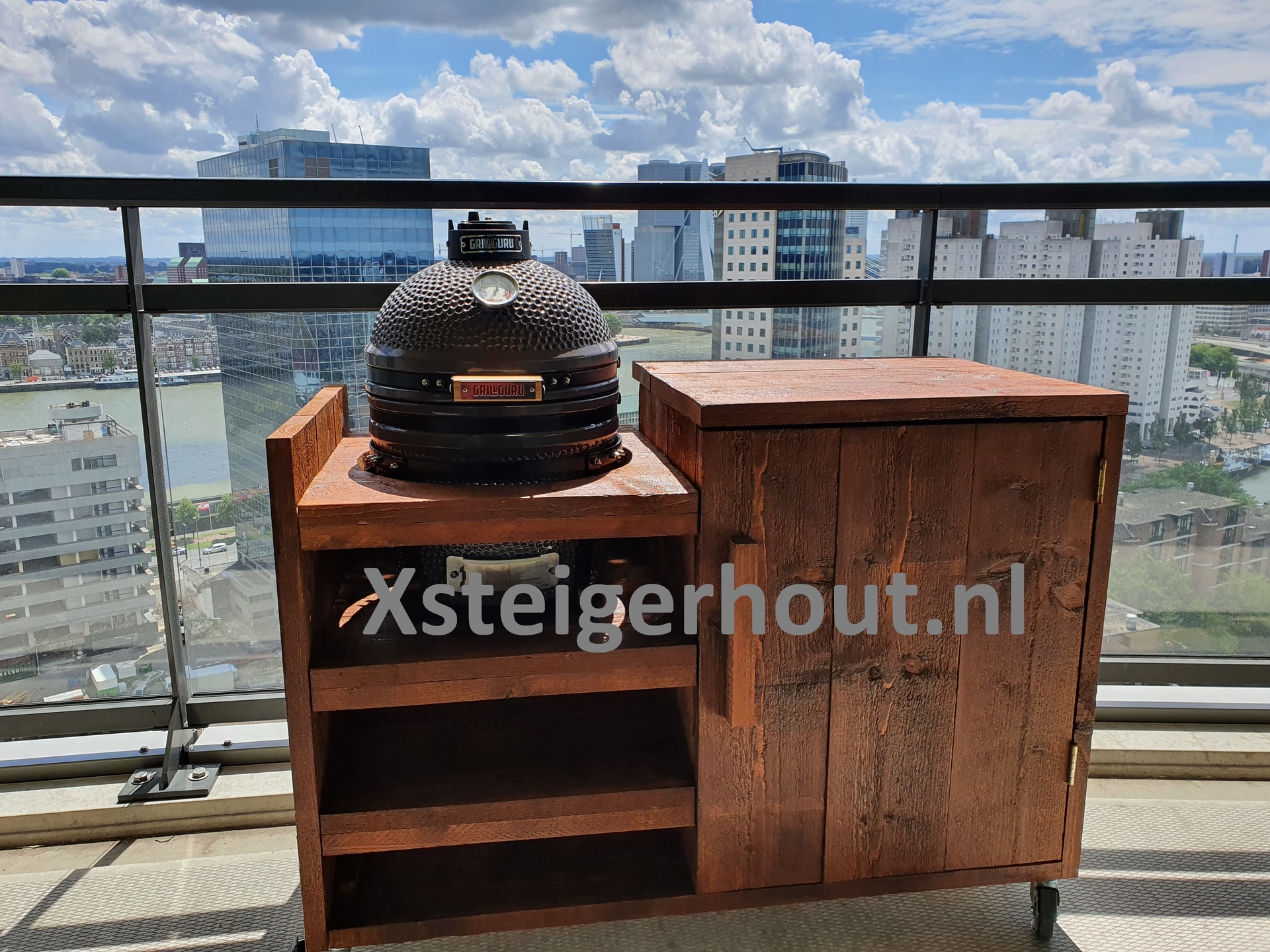 Half barbecue meubel op een balkon