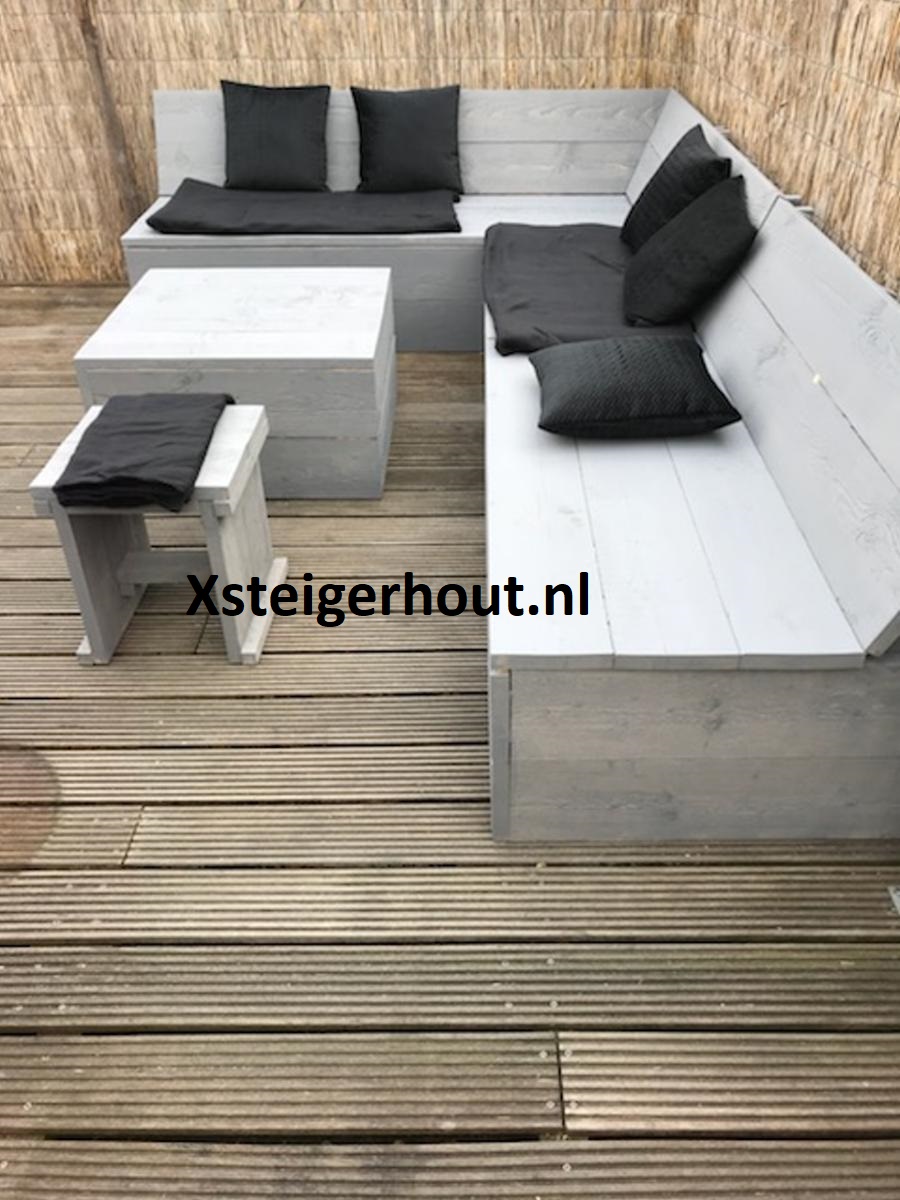 Zelf met een bouwpakket gemaakte steigerhout hoekbank op een dakterras