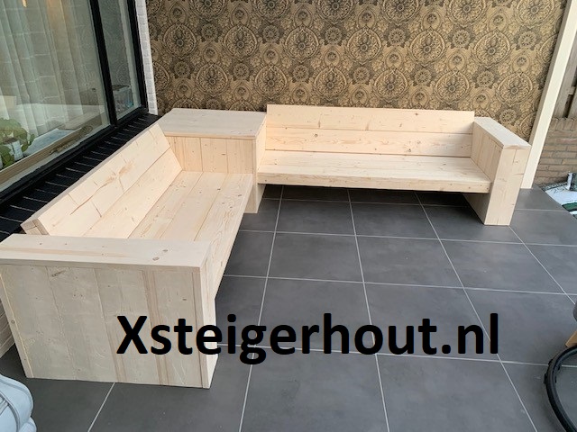 Steigerhout hoekbank xl in de achtertuin op een tegelvloer