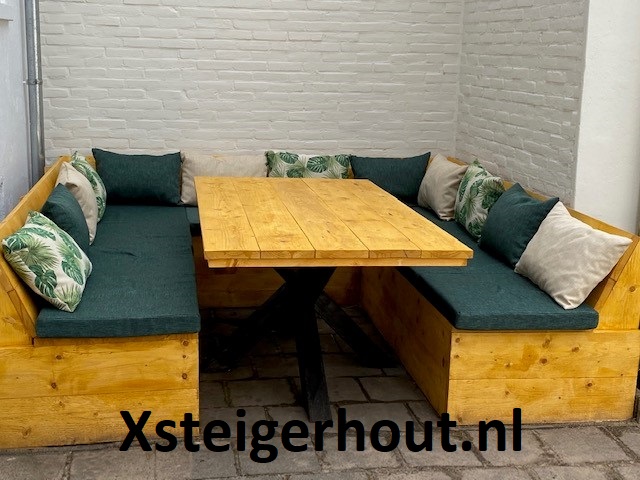 Zelf gemaakte u vormige steigerhout hoekbank met een tafel