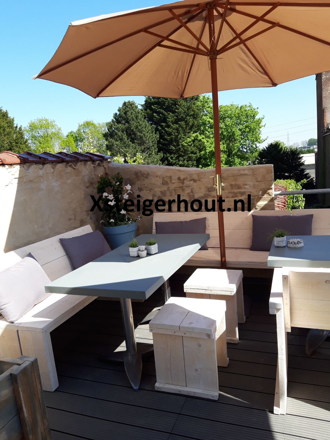 Steigerhout meubels horeca op een dakteras