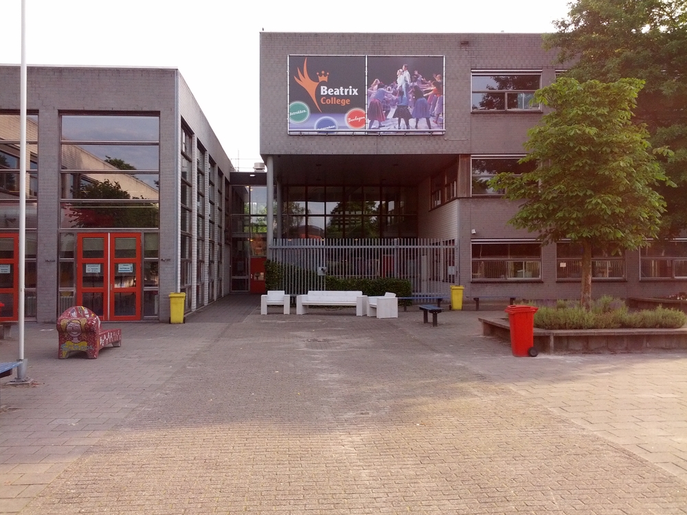 Loungebank en 2 loungestoel wit op schoolplein