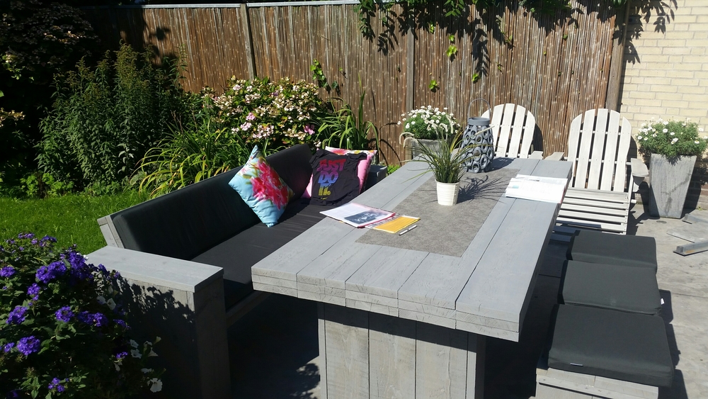 Loungebank steigerhout bij een tafel van steigerhout