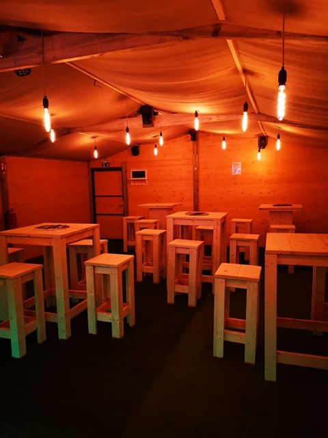 Winterbar in een tent in Belgie