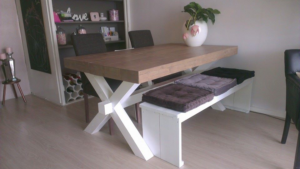 Steigerhout tafel met x poten in huiskamer