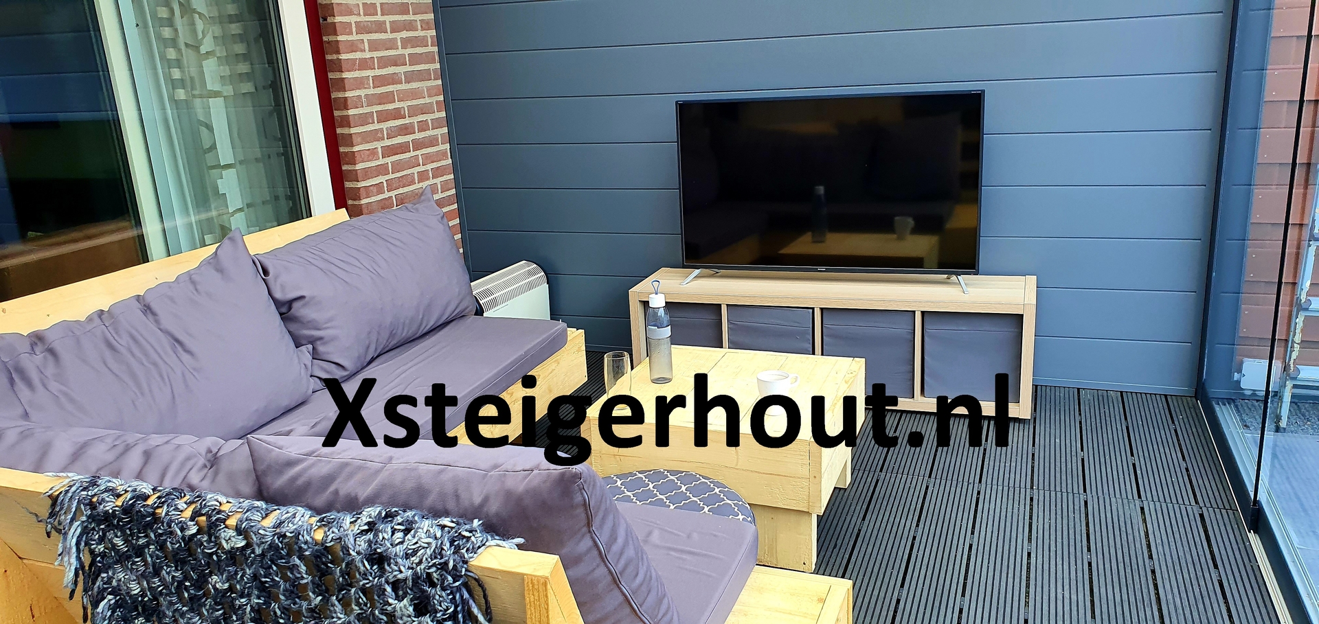 Zwevende hoekbank steigerhout met kussens