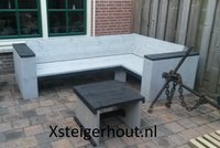 Zelfgemaakte houten hoekbank en tafel