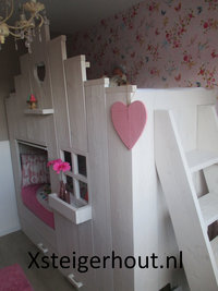 Steigerhout huisje bed