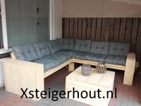 Hoekbank steigerhout met grijze kussens