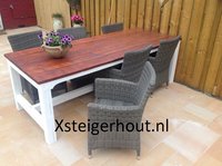 Zelf gemaakte houten tuintafel