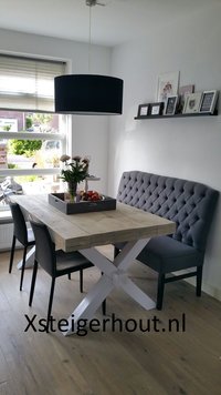 Zelf gemaakte tafel met kruispootonderstel