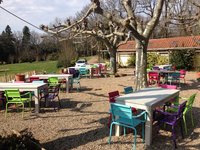 Steigerhout tafels bij camping in frankrijk