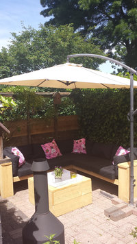 Houten hoekbank in de achtertuin