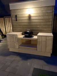 Zelf gemaakte houten buitenkeuken